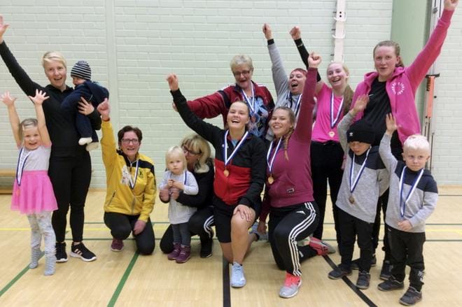 Naisten B-sarjassa pronssia sai Uusikylä, joka halusi kuvaan mukaan myös huoltojoukot: Melissa (vas.), Mariella ja Petteri Tammela, Sirpa Huumarkangas, Amanda Tammela, Saija Huumarkangas, Anita Ketola, Heidi Huumarkangas, Pauliina Kantonen sekä Salla Mari edessään pojat Elmeri ja Iivo Toivo ja Jenni Tallbacka (ed. vas.) ja Milla Kortesaari. Kuvasta puuttuu Eira Ruuhela. KUVAT: SUVI KANTONEN