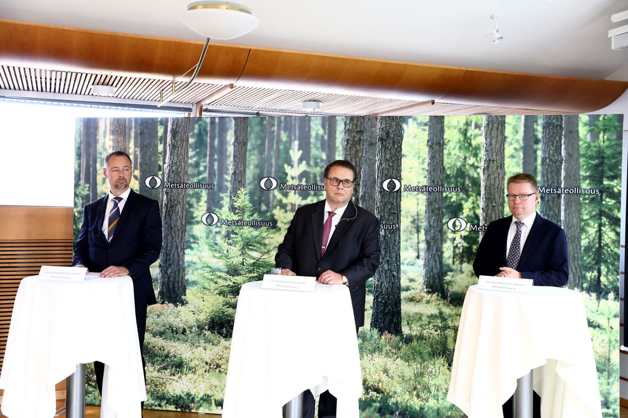 Metsäteollisuus ry:n työmarkkinajohtaja Jyrki Hollmén (vas.), puheenjohtaja Ilkka Hämälä ja toimitusjohtaja Timo Jaatinen kertoivat tiedotustilaisuudessa torstaina Metsäteollisuuden irtautuvan työehtosopimustoiminnasta.