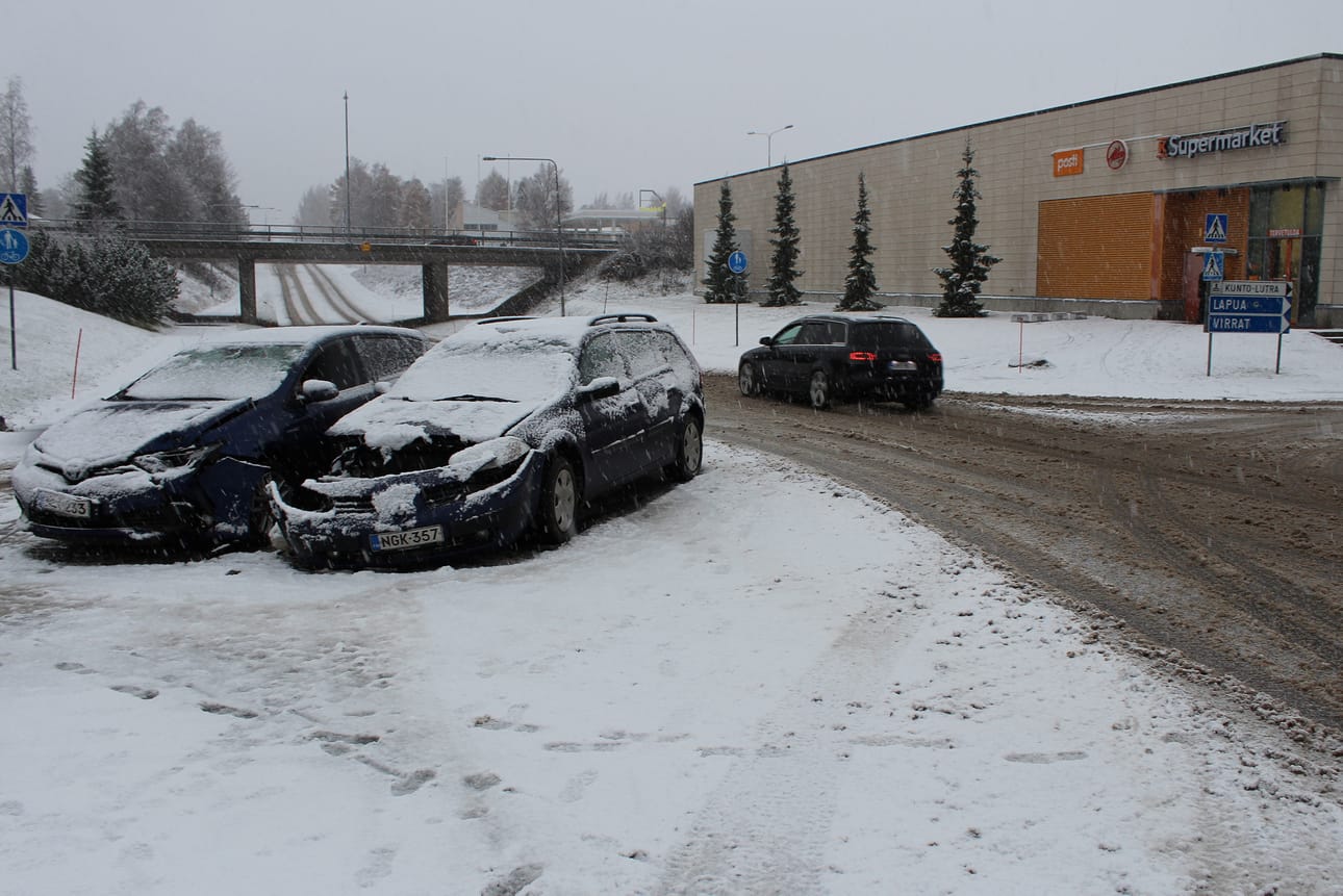 Alavuden keskustaajamaan suunnitelluista kiertoliittymistä toinen sijoittuisi tähän risteykseen. Risteyksen lähelle on suunniteltu sote-keskusta. Myös purettava linja-autoasema sijaitsee lähellä. Arkistokuva risteyskolarista on vuodelta 2019.