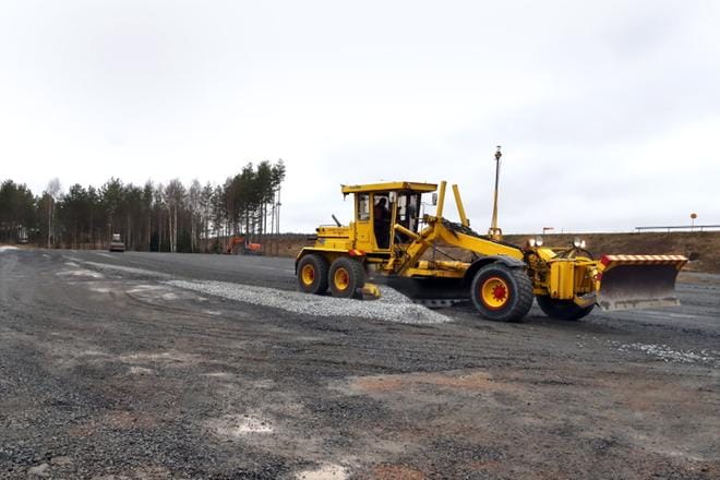 Asuntomessualueen kupeeseen valmistuu kesäkuun alussa uusi täysmittainen tekonurmikenttä. Tiekarhu on tasoittanut kentän pintaa ja jyrä tiivistänyt soran kovaksi. KUVA: JOUKO HÄNNINEN