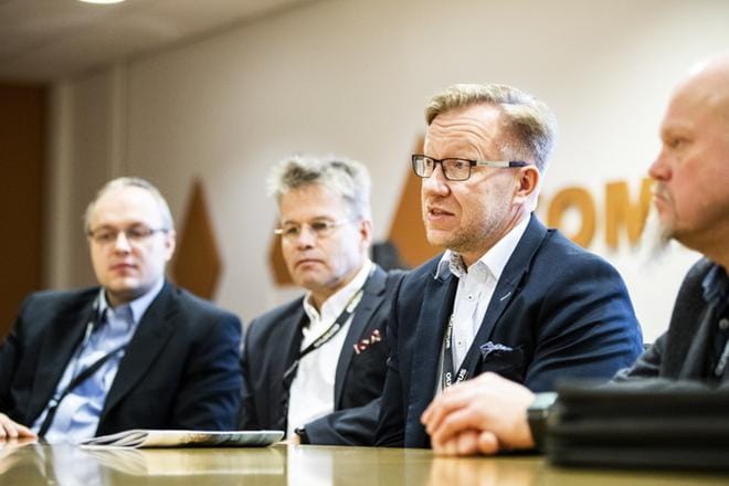 Seinäjoen keskussairaalan ylilääkäri, professori Teemu Murtola, osastonylilääkäri Timo Marttila, kirurgian klinikan ylilääkäri, dosentti Mika Raitanen sekä osastonylilääkäri Markku Leskinen ovat tyytyväisiä, että erikoissairaanhoidon keskittämisasetusta arvioidaan uudelleen. KUVA: KRISTA LUOMA