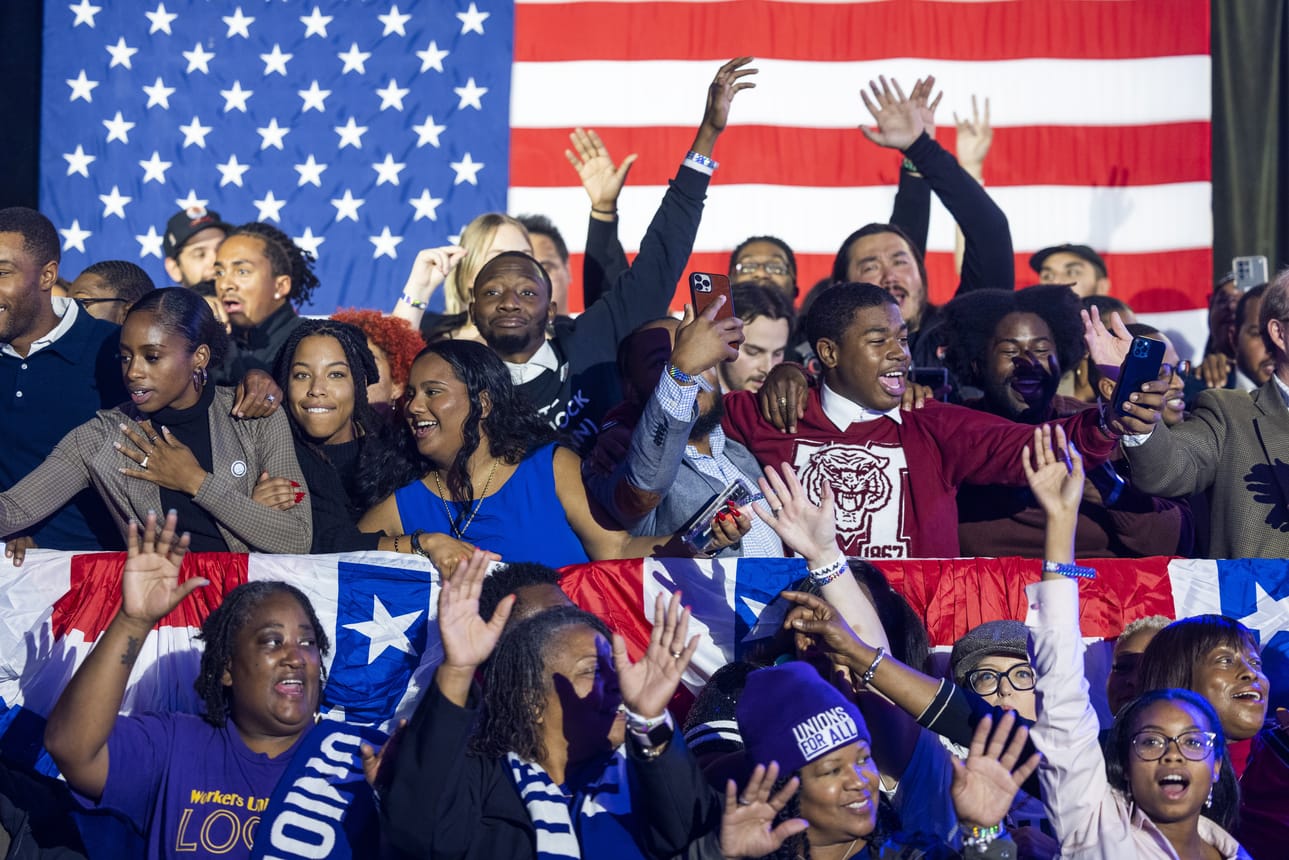 Yhdysvaltain demokraattisen senaattiehdokkaan Raphael Warnockin kannattajat kokoontuvat juhlimaan Atlantassa, Georgiassa.