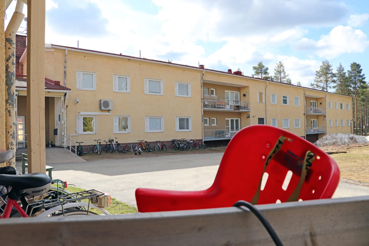 Pudasjärven vastaanottokeskuksen pihamaalla on arkipäivisin hiljaista, sillä pääasiassa lapset ovat koulussa ja aikuiset opiskelemassa. Tämän vuoden aikana tilat tyhjenevät, kun toimipisteen toiminta lakkautetaan Maahanmuuttoviraston säästötoimenpiteenä.