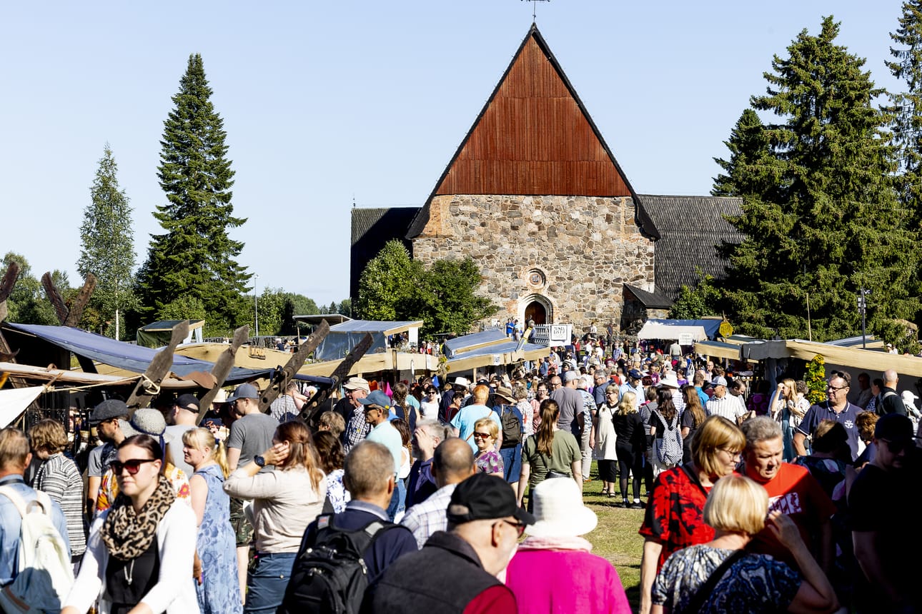 Isonkyrön 1700-luvun markkinat vetivät yleisöä heti avauspäivänään markkinoiden avauduttua asiakkaille.