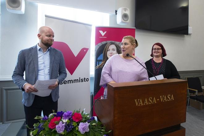 Jussi Saramo on vasemmistoliiton eduskuntaryhmän uusi puheenjohtaja. Pia Lohikoski (oikealla) ja Katja Hänninen jatkavat varapuheenjohtajina. KUVA: Jarno Pellinen