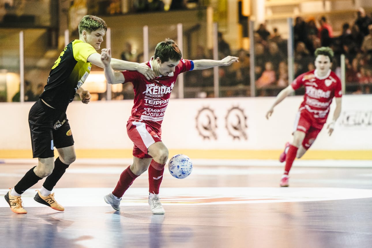 FC Kemin kapteeni Vesa Lilja (keskellä) laukoi viime viikonvaihteen peleissä pallon kahdesti Akaa Futsalin verkkoon.