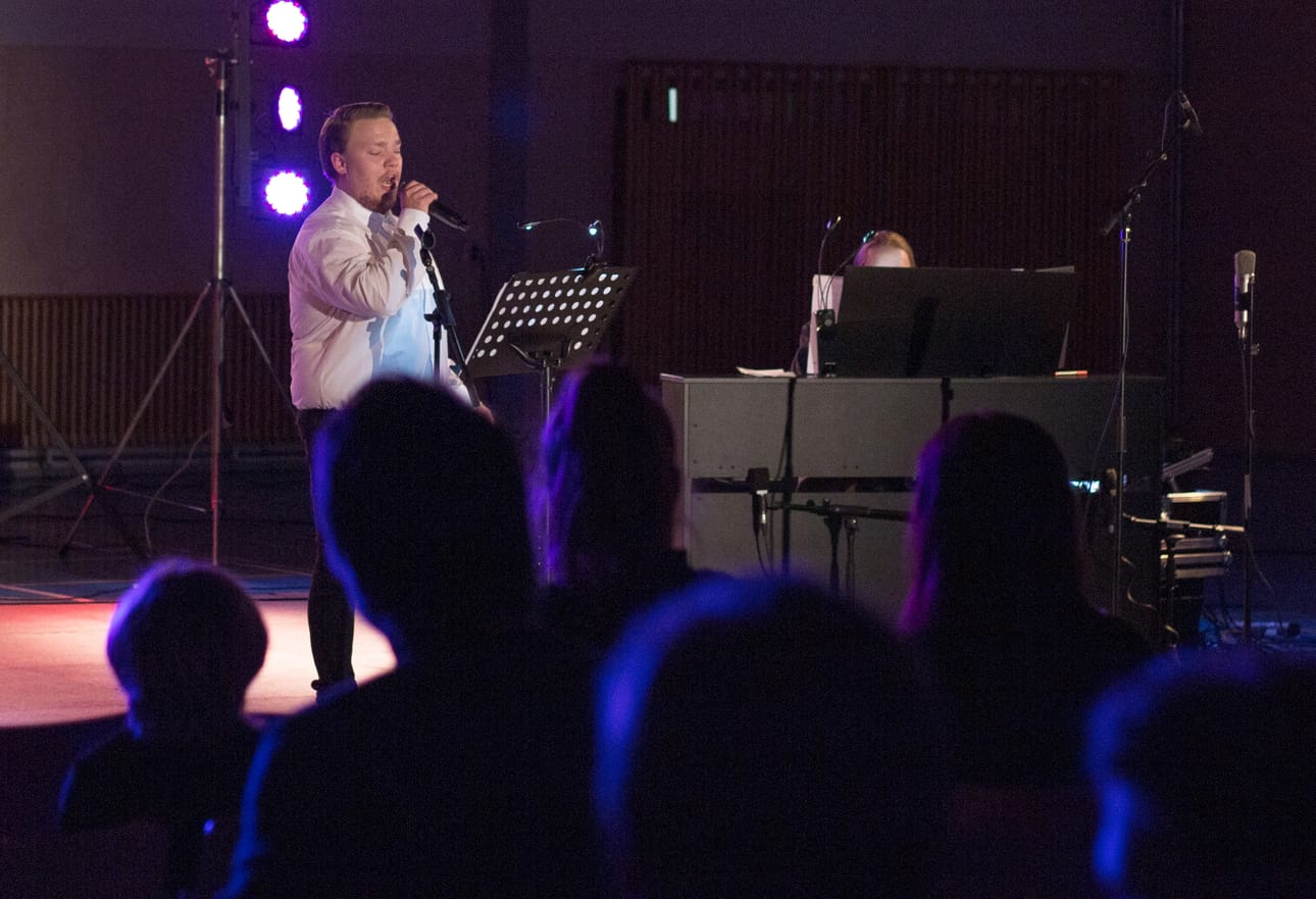 Paikalle kertyi satapäinen yleisö, mikä yllätti Jyrki Kamulan. Jyrki ja konsertin säestäjä Juha Harju harjoittelivat konserttia varten videopuheluiden välityksellä pitkän välimatkan takia.