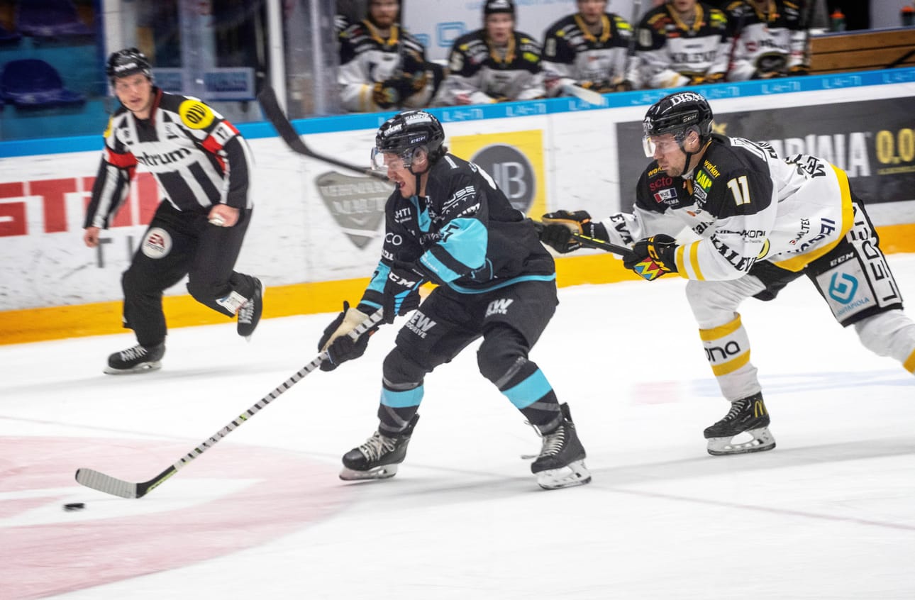 Kärppien Petter Emanuelsson yrittää roikkua Pelicansin Topias Vilénin perässä.