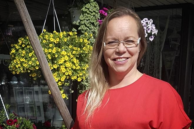 Vimpelin Yrittäjien toista kertaa järjestämässä tempauksessa Vimpelin positiivisimmaksi on valittu Eila Lakaniemi.