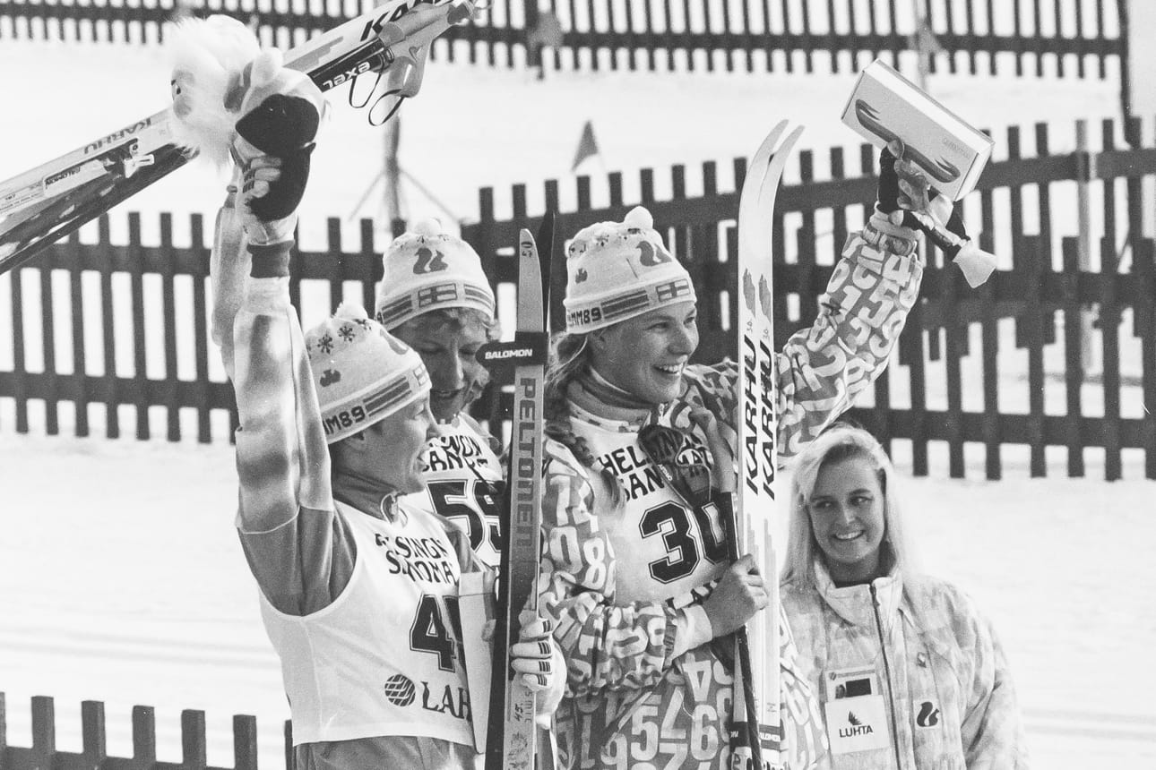 Suomen naiset juhlivat kahta kolmoisvoittoa vuoden 1989 MM-hiihdoissa. 10 kilometrillä Marja-Liisa Kirvesniemi oli ylivoimainen. Pirkko Määttä ( vas. ) päihitti hopeakamppailussa Marjo Matikaisen 0,7 sekunnilla.