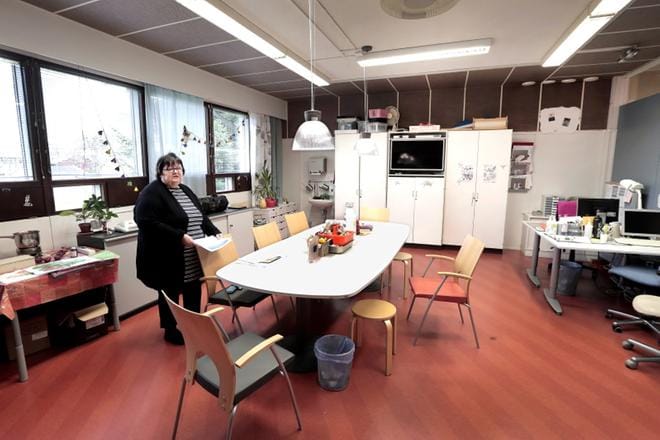 Maanantaina Toimintataloa siivottiin, kun sen arkiaherrus on syyslomaviikon tauolla. Vammaispalvelukoordinaattori Kirsti Yli-Ojanperä esittelee askarteluhuonetta. Rakennus on toimintakeskukseksi rakennettu, mutta on nykyään rasitettu rajoilleen. KUVA: JOUKO HÄNNINEN
