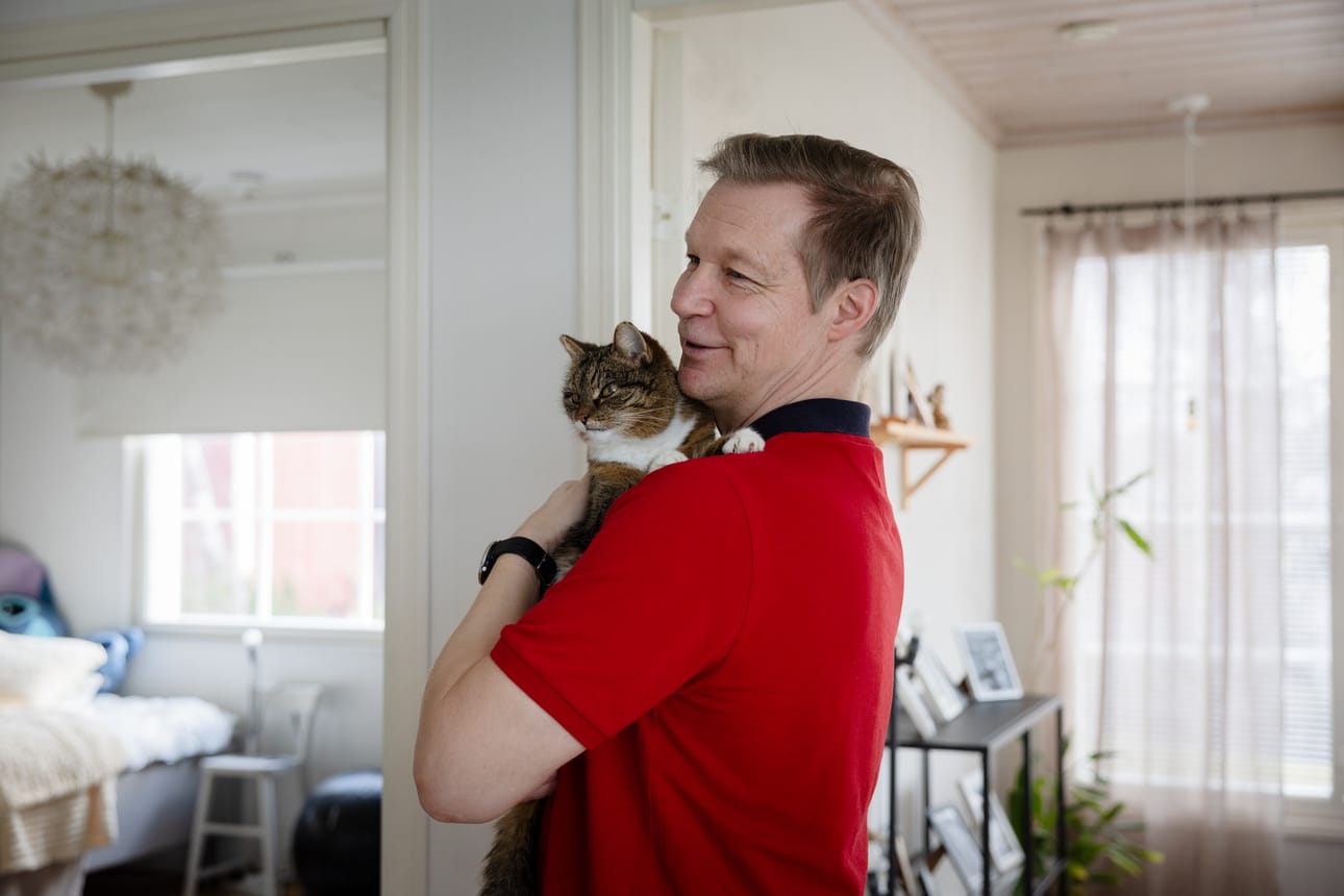 Anssi Kukkonen kertoo, että ennen hänen sydäninfarktiaan perheen kissa tapasi tulla hänen rintansa päälle makaamaan. – Ehkä se yritti hoitaa sydäntäni, Kukkonen sanoo.