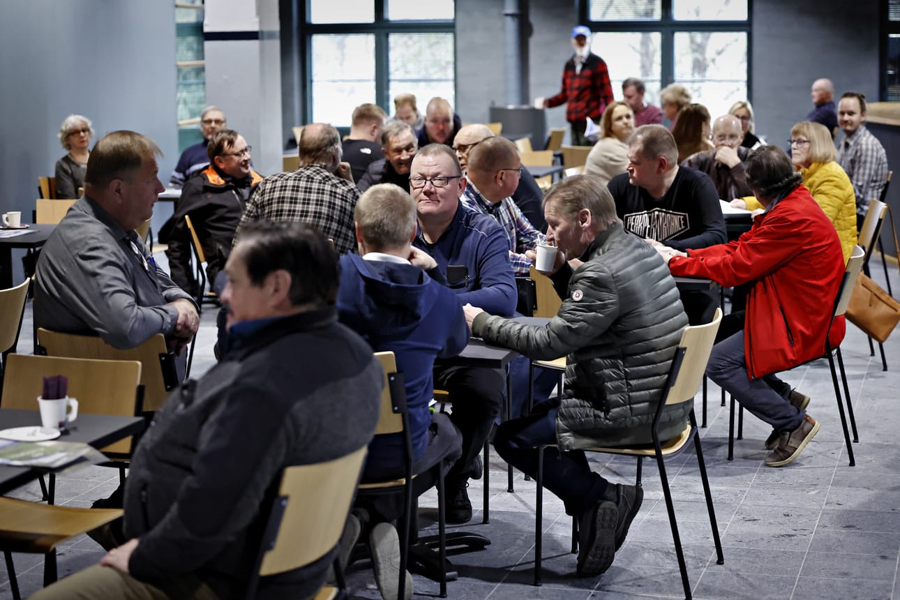 Kampinmaan alueelle kaavailtu tuulivoima-alue toi uteliaat maanomistajat Lapuan Vanhaan Paukkuun ottamaan selkoa, mistä oikein on kyse.
