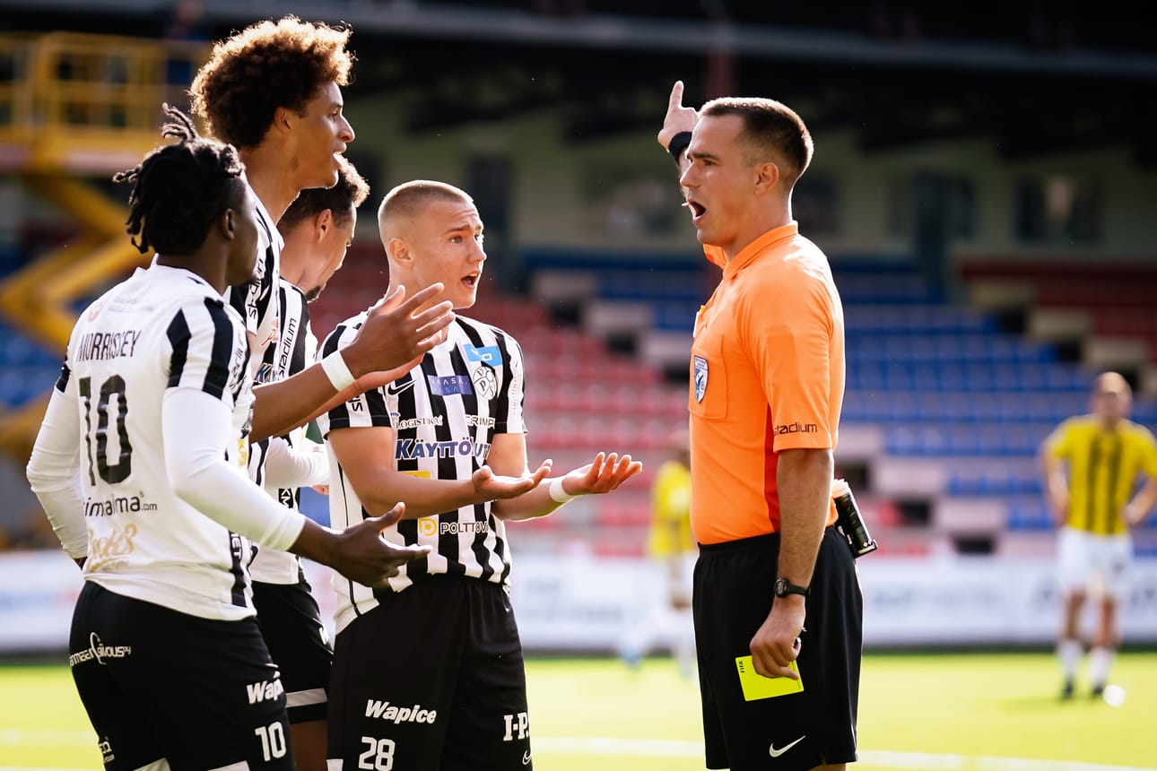 Steven Morrisseyllä, Tete Yengillä, Samba Sillahilla ja Roni Huddilla oli asiaa erotuomari Oliver Reitalalle.