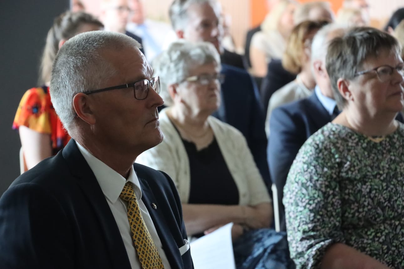 Rehtori Jari Salminen puolusti puheessaan lukiolaisten oikeutta opiskella kotikulmillaan. Härmän lukion tilanne oppilasmäärän suhteen on hallinnassa, paljolti kiitos uusien tilojen.