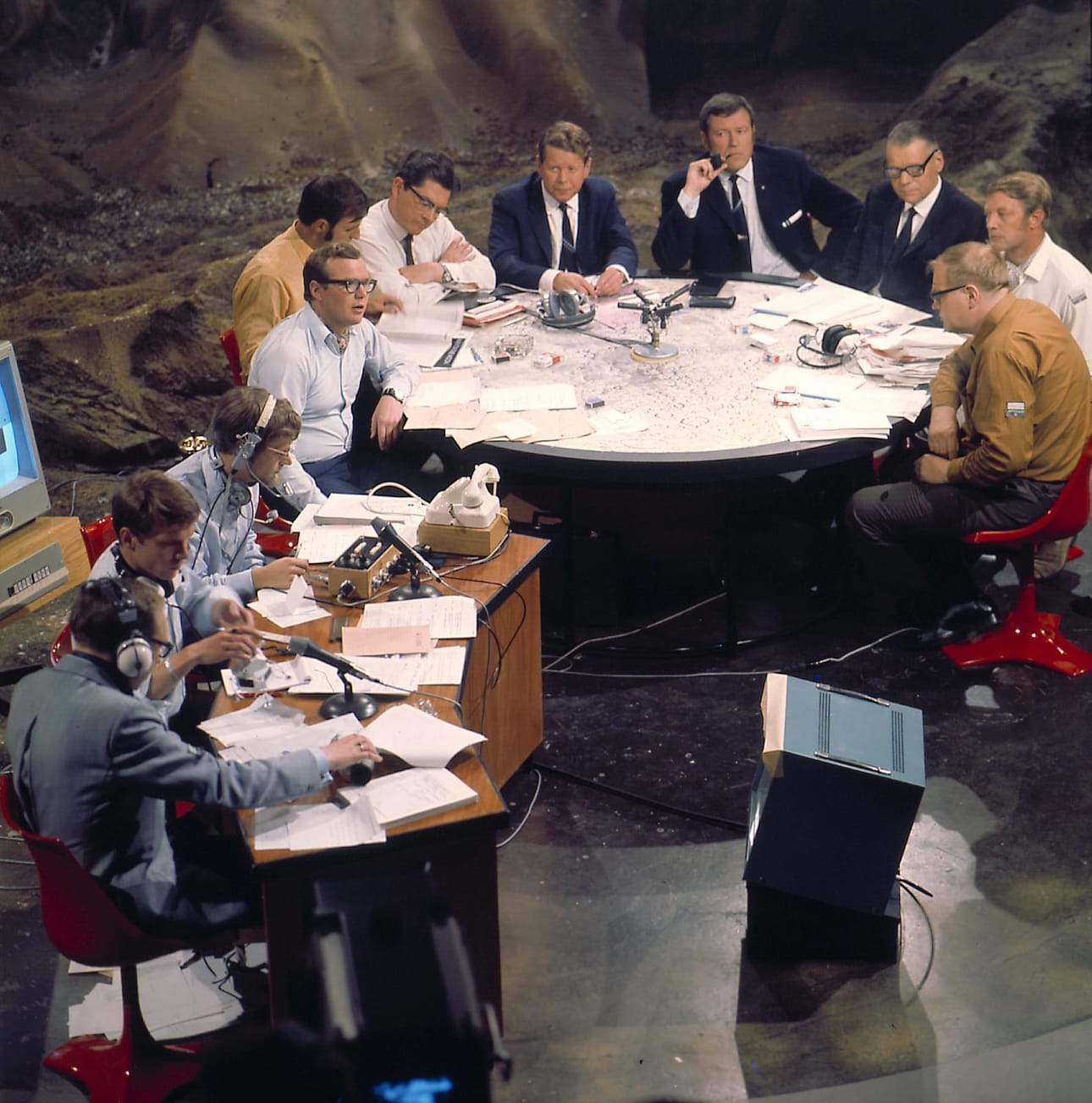 Kuustudiossa olivat Erkki Toivanen, Jan Torvalds ja Yrjö Länsipuro. Pyöreän pöydän ääressä vasemmalta lukien Ralf Friberg, Bo Fagerström, Matti Tiuri, Birger Wiik, Teppo J. Suonperä, Gustav Järnefelt, Börje Hjelm ja Pertti Jotuni. Ohjelma on mustavalkoinen.