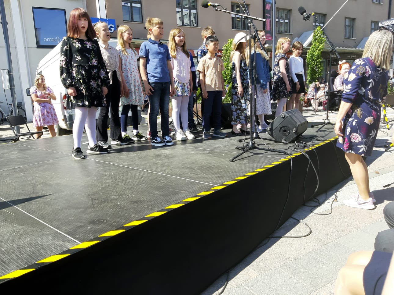 Väliaikaisen lavan ensimmäisiä esiintyjiä olivat Hyllykaĺion musiikkipainotteisen luokan oppilaat, jotka lauloivat Suvivirsi soi -tapahtumassa.