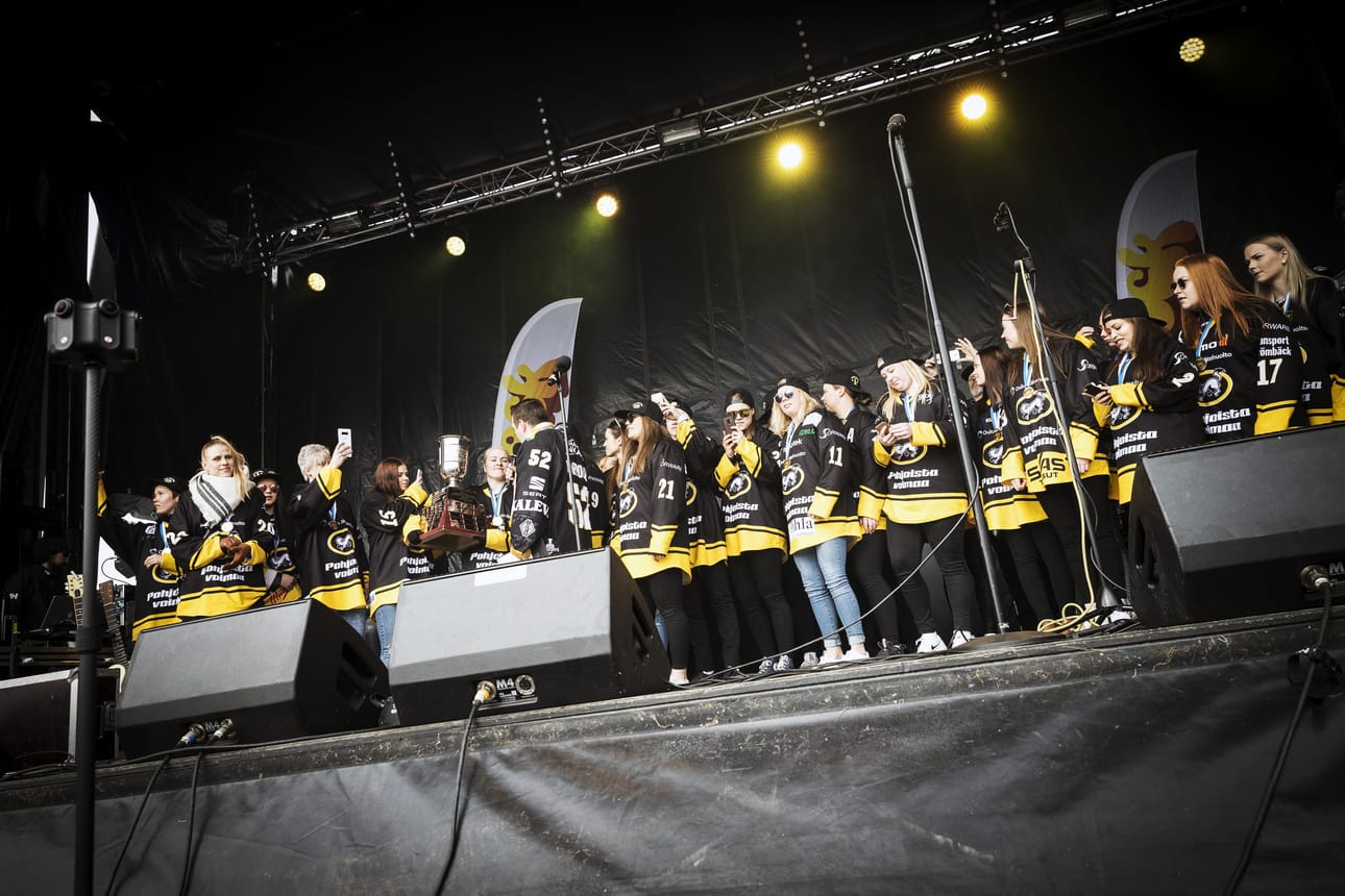 Lavalle kiipesivät ensimmäisenä Kärppä-naiset.