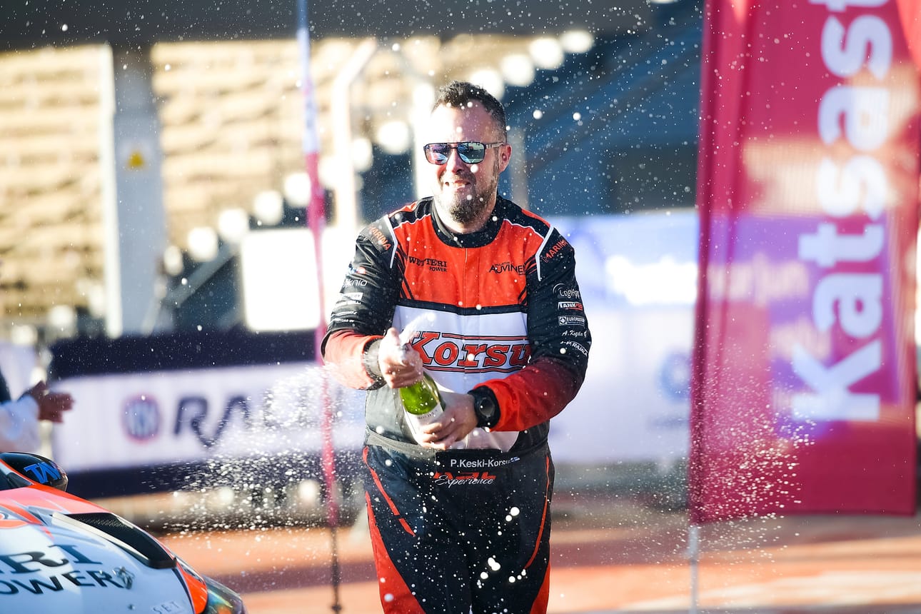 Pekka Keski-Korsu pääsi juhlistamaan SM-mitalinsa varmistumista Kiteellä.
