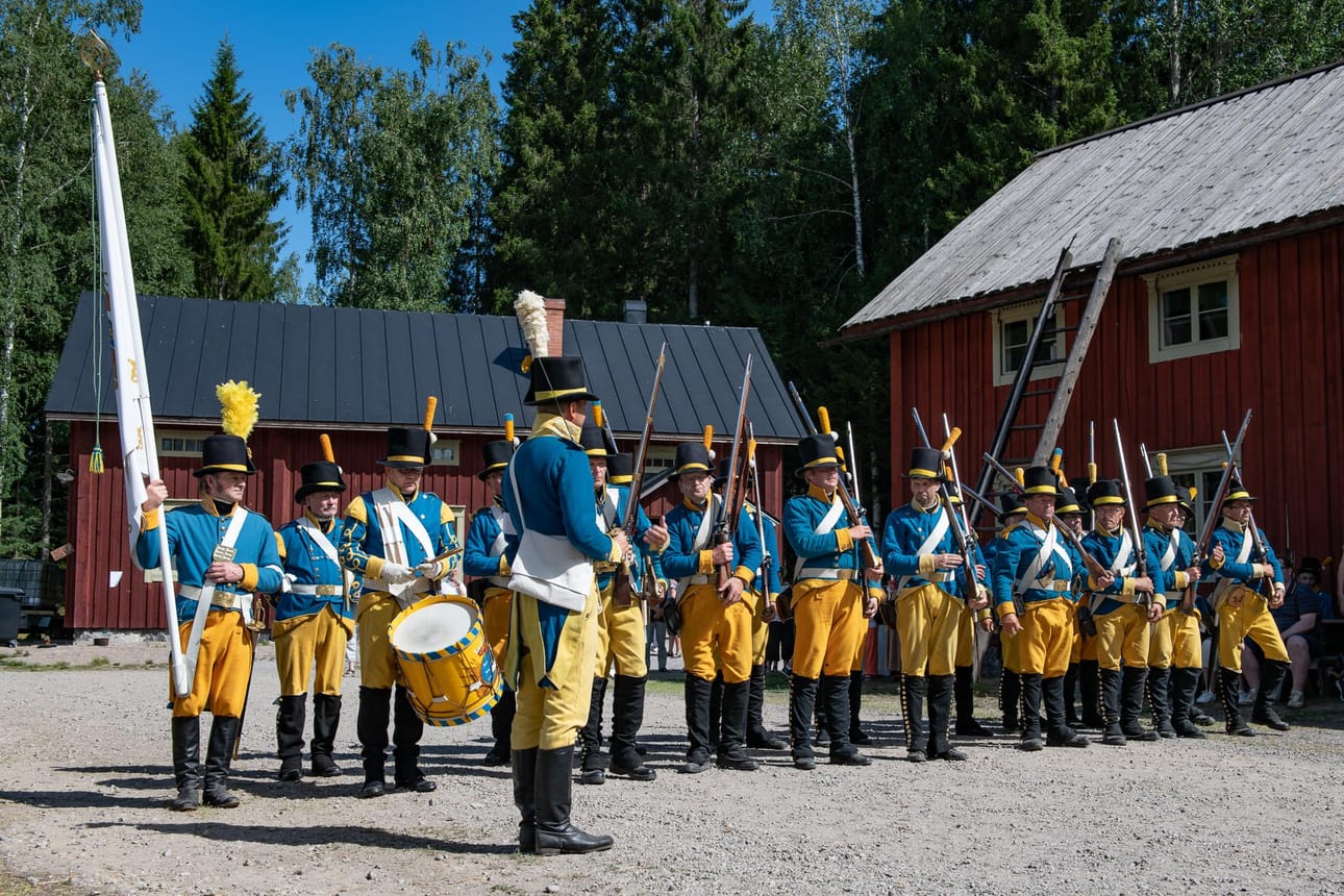 Lapuan päivää värittää Oravaisten historiallisen yhdistyksen Kuninkaallisen Pohjanmaan jalkaväkirykmentin perinnerykmentti.