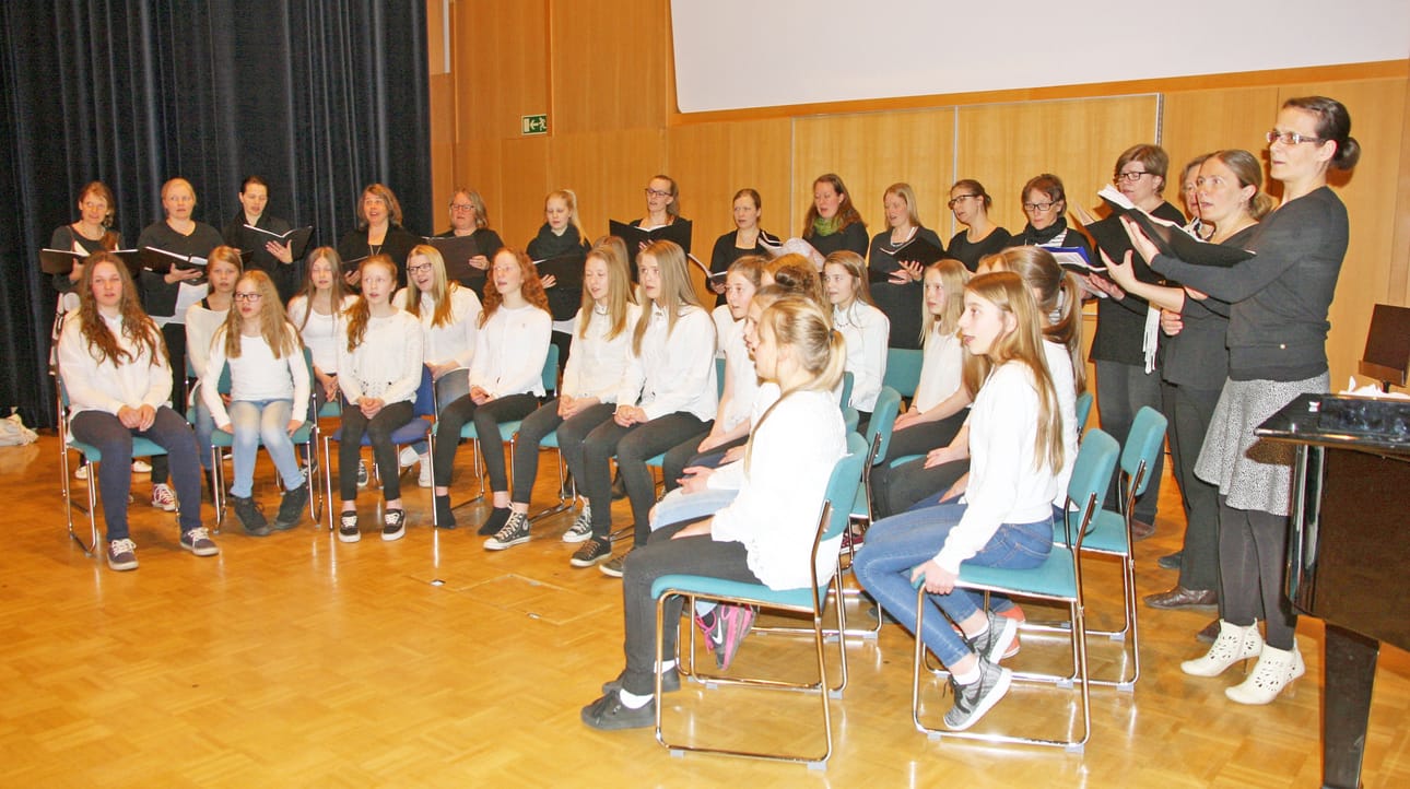 Aava-kuoroa vahvistaa juhlakonsertissa Oulunsalon nuorisokuoro.