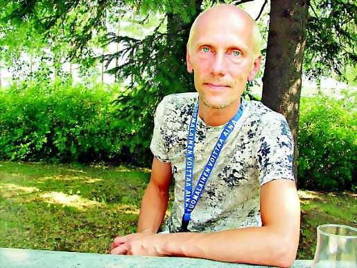 Laskelmoituja kuvia. Lucid Dreaming peilaa median suoltamaa kuvatulvaa. Teoksessa tanssivat Heidi Naakka (edessä), Jonna Eiskonen ja Valtteri Raekallio.
