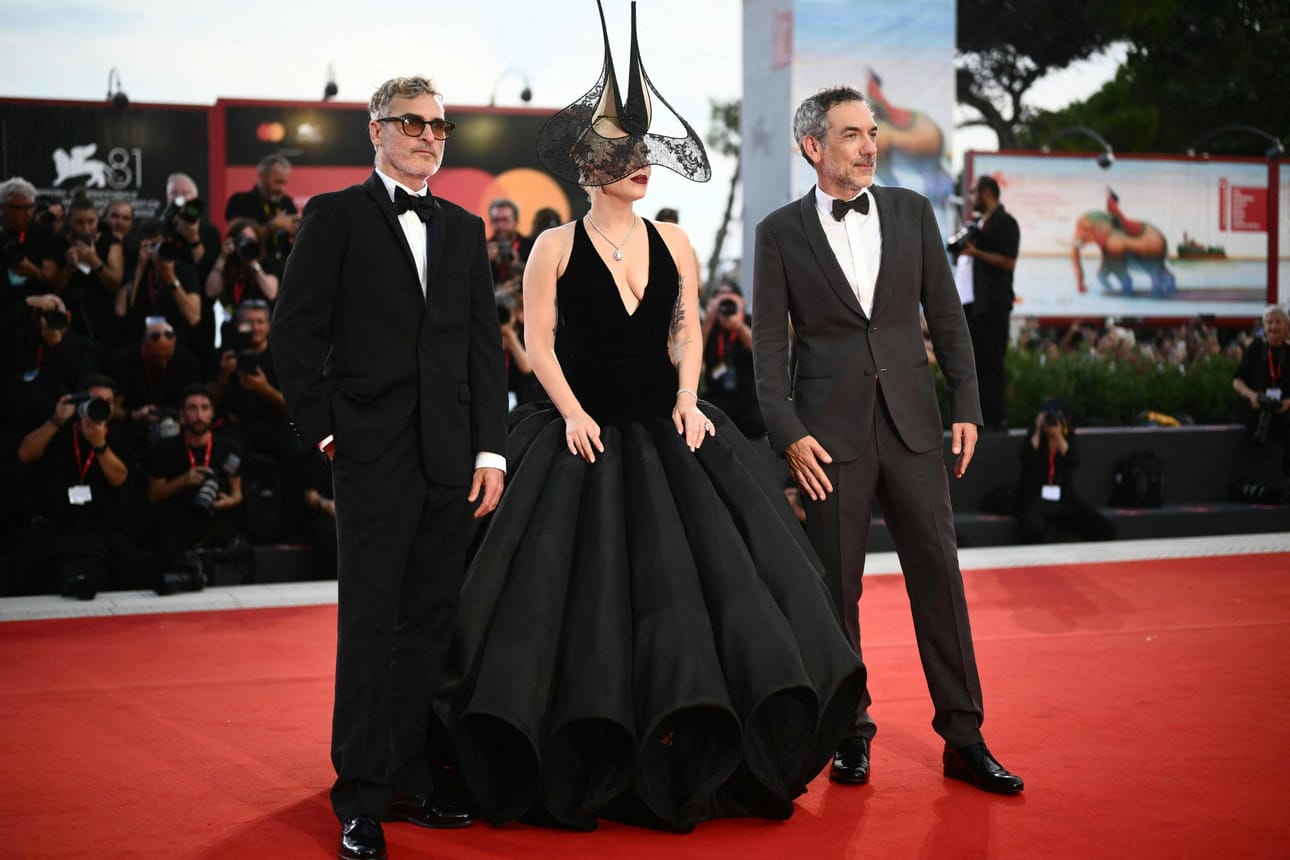 Joaquin Phoenix (vas.) palaa jatko-osassa Jokerin rooliin. Vastanäyttelijänä on Lady Gaga. Oikealla ohjaaja Todd Phillips. Kuva on Venetsian elokuvajuhlilta. LEHTIKUVA / AFP