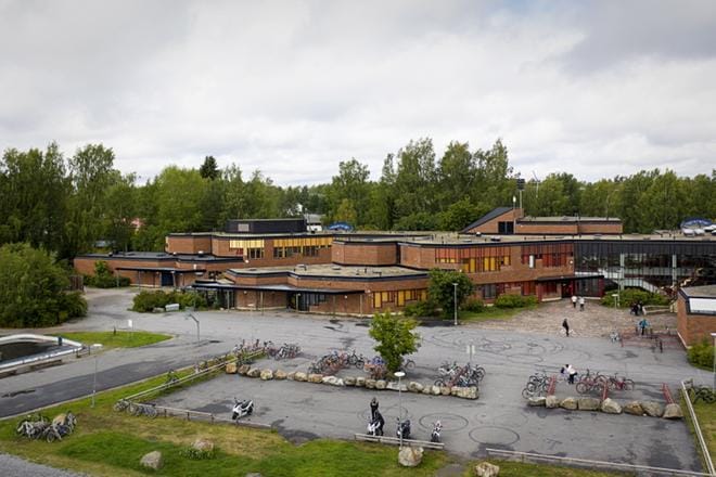 Variskan koulun liikuntapaikat uudistetaan, ja tekonurmen yhteyteen tehdään uutta pysäköintitilaa. Arkistokuva.