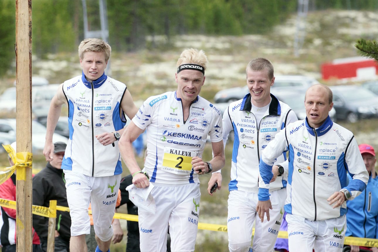 Jonne Lakanen (vas.), Pasi Ikonen, Jani Lakanen ja Juha Sorvisto nostivat Vaajakosken Terän viime vuoden kakkossijalta Kalevan Rastiviestien voittajaksi Vaalan puolen Rokualla.