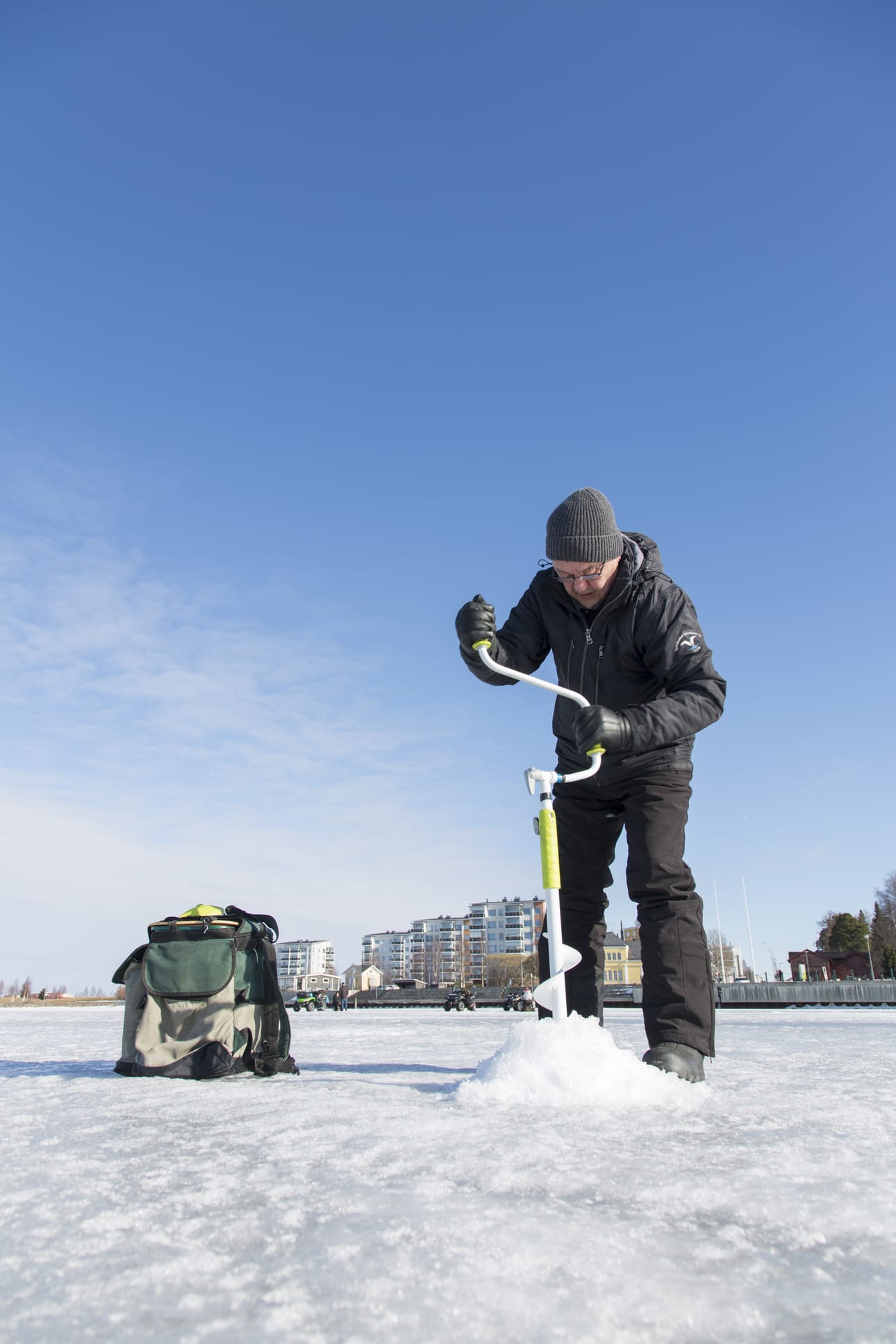 Joskus turisteja kiinnostaa eniten jään kairaaminen ja sen vahvuuden näkeminen. Kemiläinen Mauri Kåhlman on jo niin konkari, että hän haluaa saalistakin.