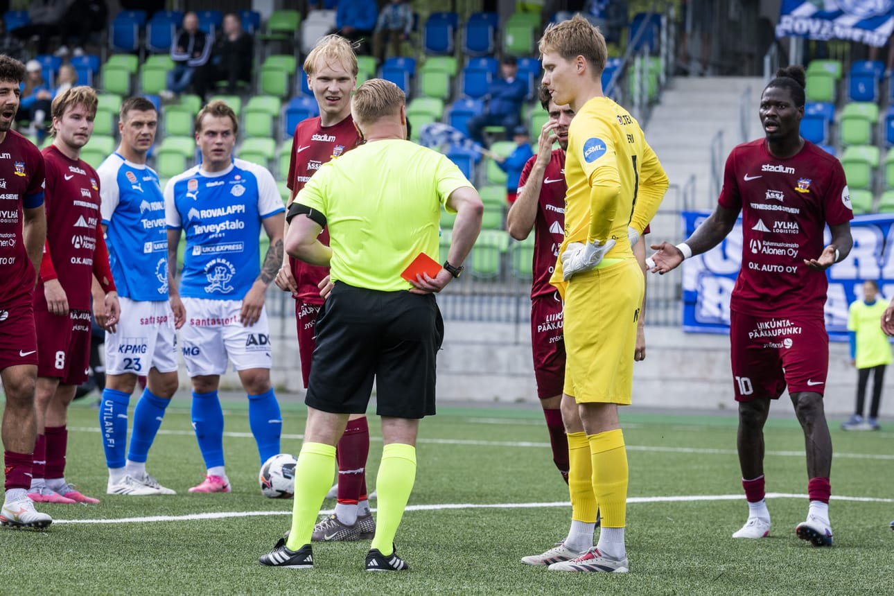 Miesten Ykkösen ottelussa RoPSin ja JJK:n välillä nähtiin erikoinen tilanne, jossa maalivahti Lauri-Eemil Vetri ajettiin punaisella kortilla ulos.