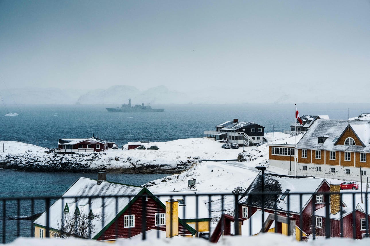 Tanskan armeijan alus kuvattiin sunnuntaina Grönlannissa Nuukin edustalla. Tanskan puolustus kasvattaa läsnäoloaan Grönlannissa yhteistyössä Grönlannin viranomaisten kanssa.