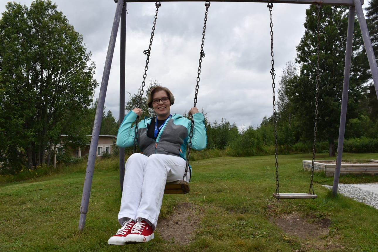 Hanna Pernu Taivalkosken seurakunnan pihamaalla. Jokaisella nuorella pitäisi olla joku, joka kuuntelee ja miettii yhdessä niitä nuorten omia asioita, hän summaa.