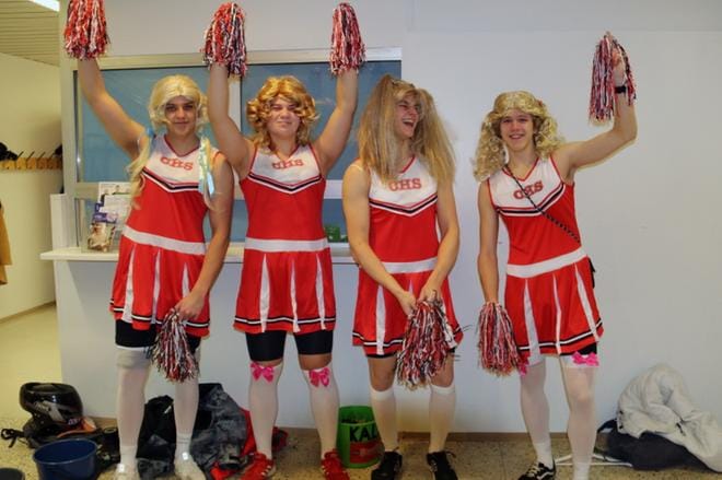 Cheerleadereiltä Juho Leivolta, Eetu Hietalalta, Jimi Innaselta ja Iisakki Kettulalta sujui ainakin flossaus. KUVAT: ANU NAHKALA