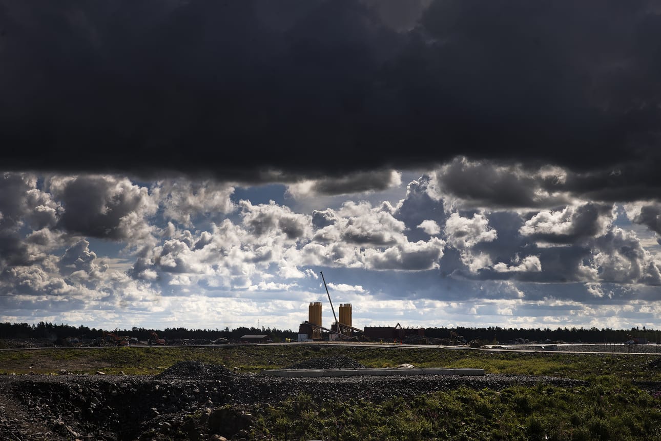 Pyhäjoen Hanhikivenniemelle on jo rakennettu teitä ja raivattu metsää. Kuvassa betonitornit Fennovoiman ydinvoimalatyömaalla. Arkistokuva.