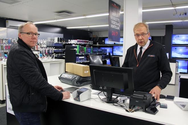 Esa Kankaanpää toi Power Kauhavaan Matkahuollon kautta lähetettävksi kaksi pakettia ja nouti yhden. – Olisin laittanut toisen paketin postitse, mutta se ei onnistu lakon takia, Peka Trading ky:n ampumavarusteita lähettävä Kankaanpää kertoi. – Pakettiliikenne on varmasti tuplaantunut, totesi palvelemassa ollut Mikko Hast. KUVA: MIA KÄRKKÄINEN