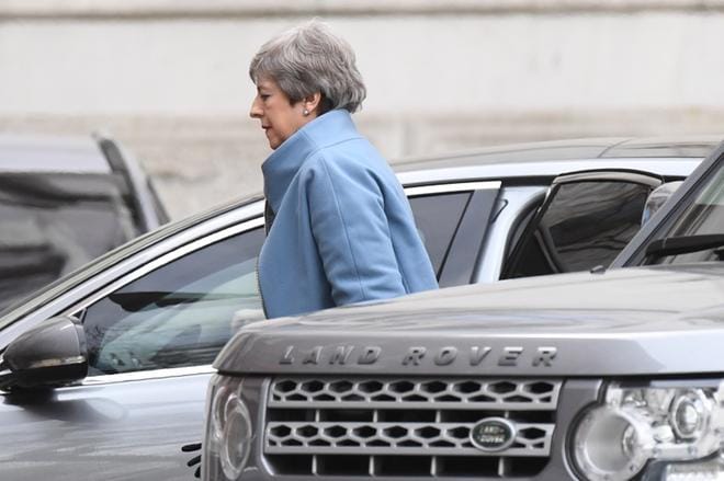 Britannian pääministeri Theresa May saapui maanantaina parlamenttitalolle takaoven kautta. KUVA: Facundo Arrizabalaga/EPA
