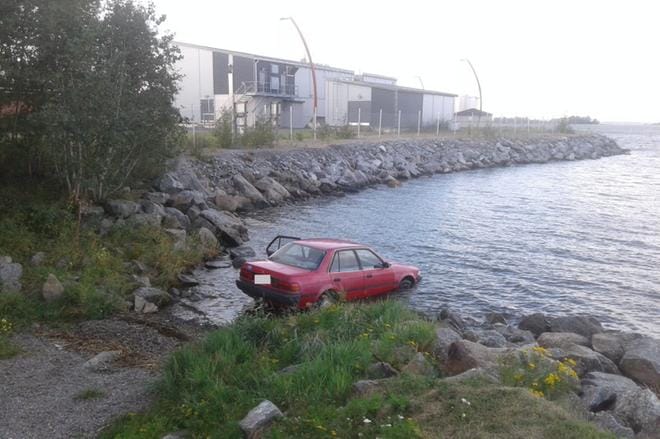 Lukija lähetti kuvan autosta Vaasan puskaradio -ryhmään.