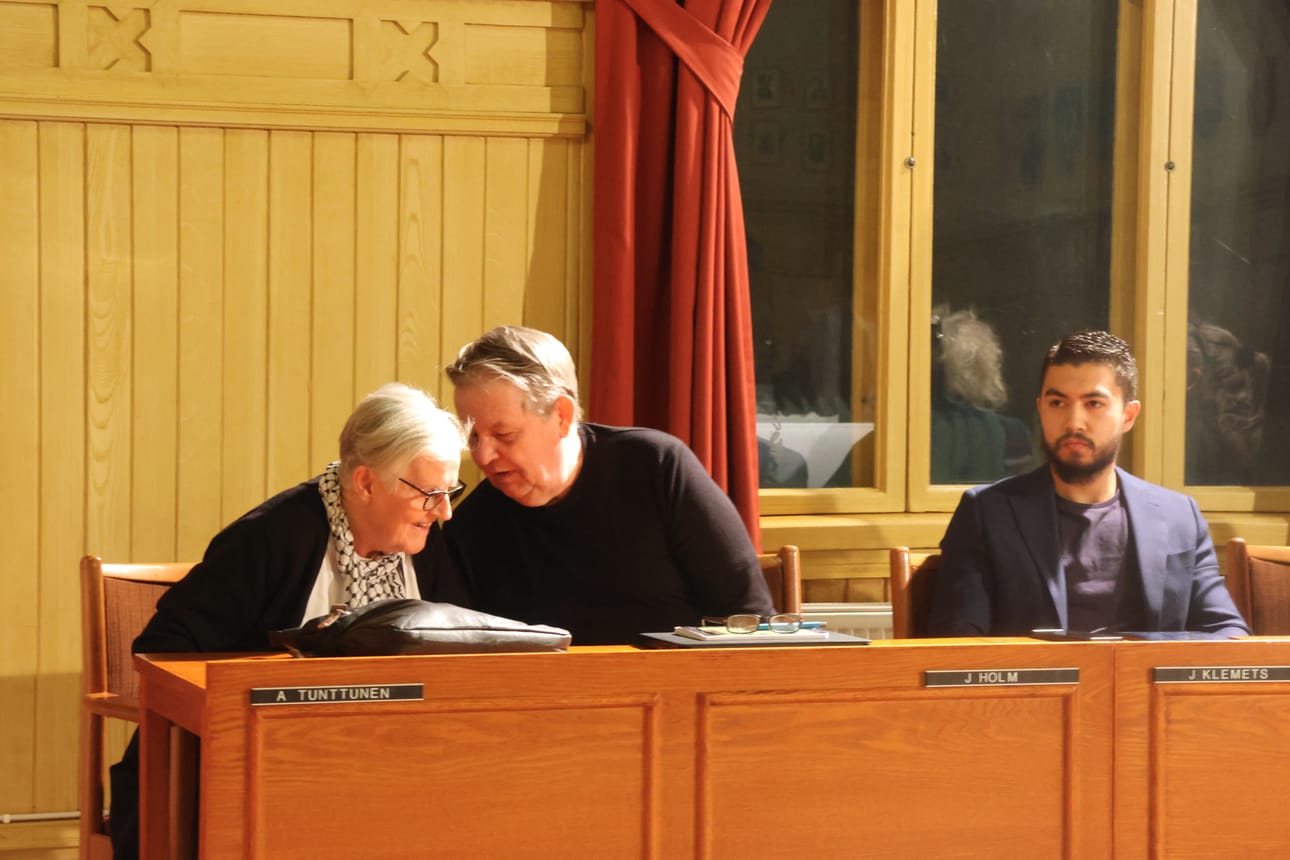 SDP:n Juhani Holmin (keskellä) esitys voitti äänestyksen yhdellä äänellä. Holmin vieressä vasemmistoliiton Anneli Tunttunen ja toisella puolella puoluetoveri James Klemets (sd.)
