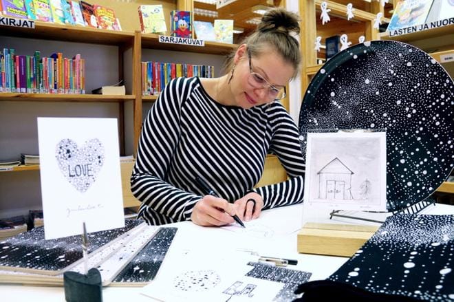 – Pakastetussi on ihan paras, Henna Perttula kehuu suosikkityövälinettään. – Sitten on näitä hifistelytusseja. KUVA: ANU NAHKALA