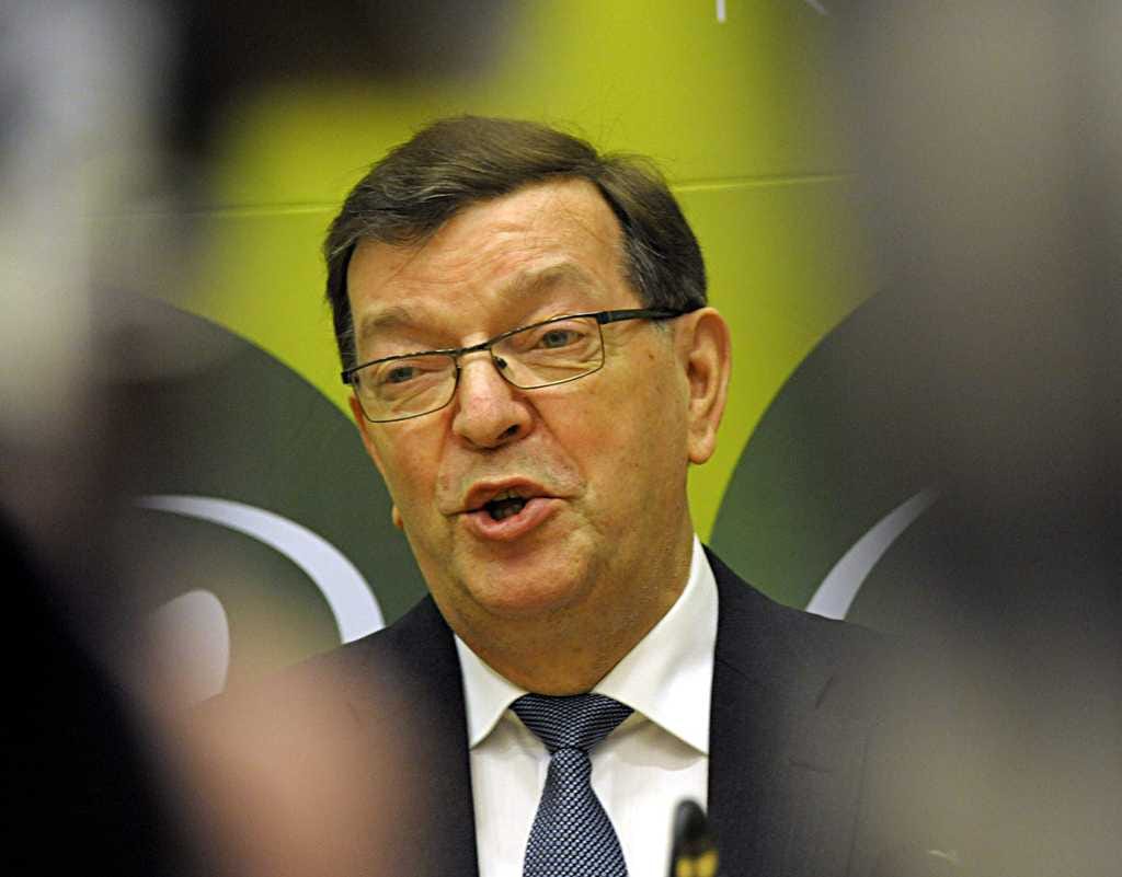 Paavo Väyrysen (kesk.) mukaan Niinistön ajama EU:n sotilaallisen ulottuvuuden kehittäminen merkitsisi unionin muuttamista sotilasliitoksi
