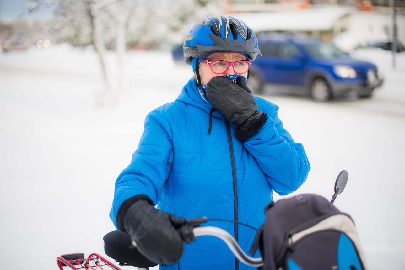 Tuoksuherkkyydestä kärsivä Eeva Laajalahti pyöräilee paljon. Reitit pitää valita tarkkaan, jotta pakokaasuista, katupölystä tai tupakansavusta aiheutuvia hengitysoireita ei tulisi.