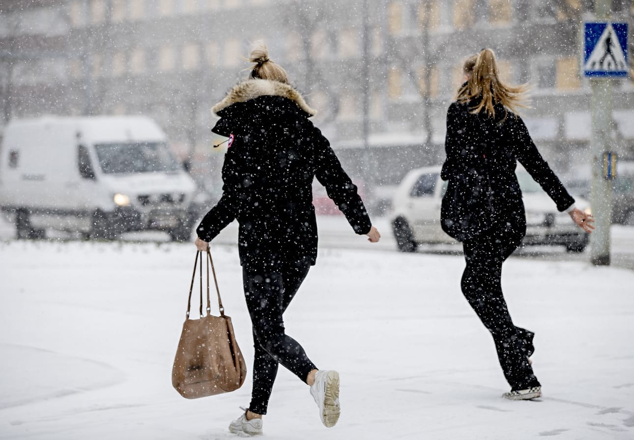Takatalvi iski Pohjois-Pohjanmaalle ja Kainuuseen, kertoo Ilmatieteen laitos. Lämpötilahistoriaa tehtiin muun muassa Haapavedellä, jossa perjantain ylin lämpötila oli yhden asteen pakkasen puolella.