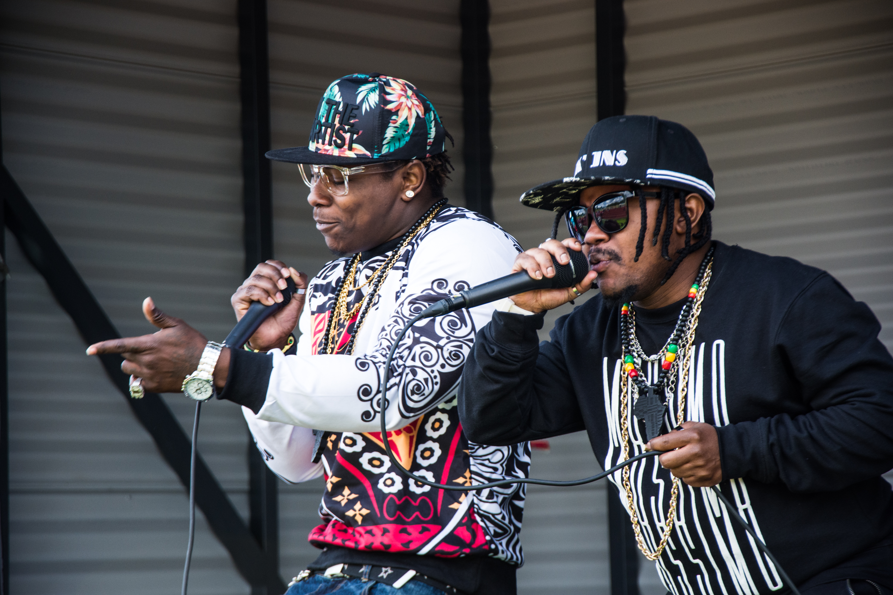 Kuusamo-pojat Manya ”M-Double” Mashengo ja Koko ”Kevin Koko” Nalunja esittivät karhujuhlayleisölle muunmuassa Mamaland Kuusamo -kappaleensa.