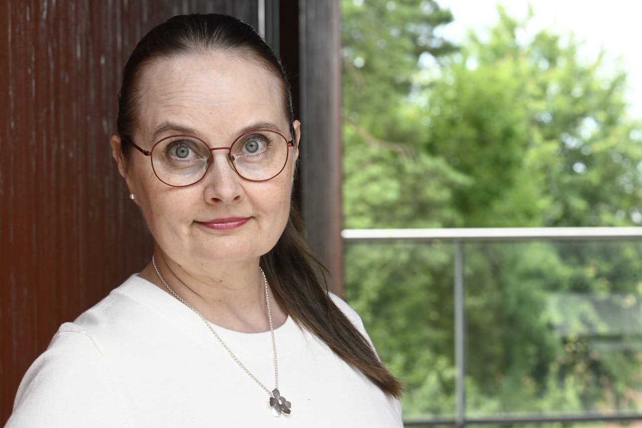 Naisten Linjan toiminnanjohtaja Sari Laaksonen ihmettelee, miksei henkisen väkivallan kriminalisointi ole edennyt Suomessa.