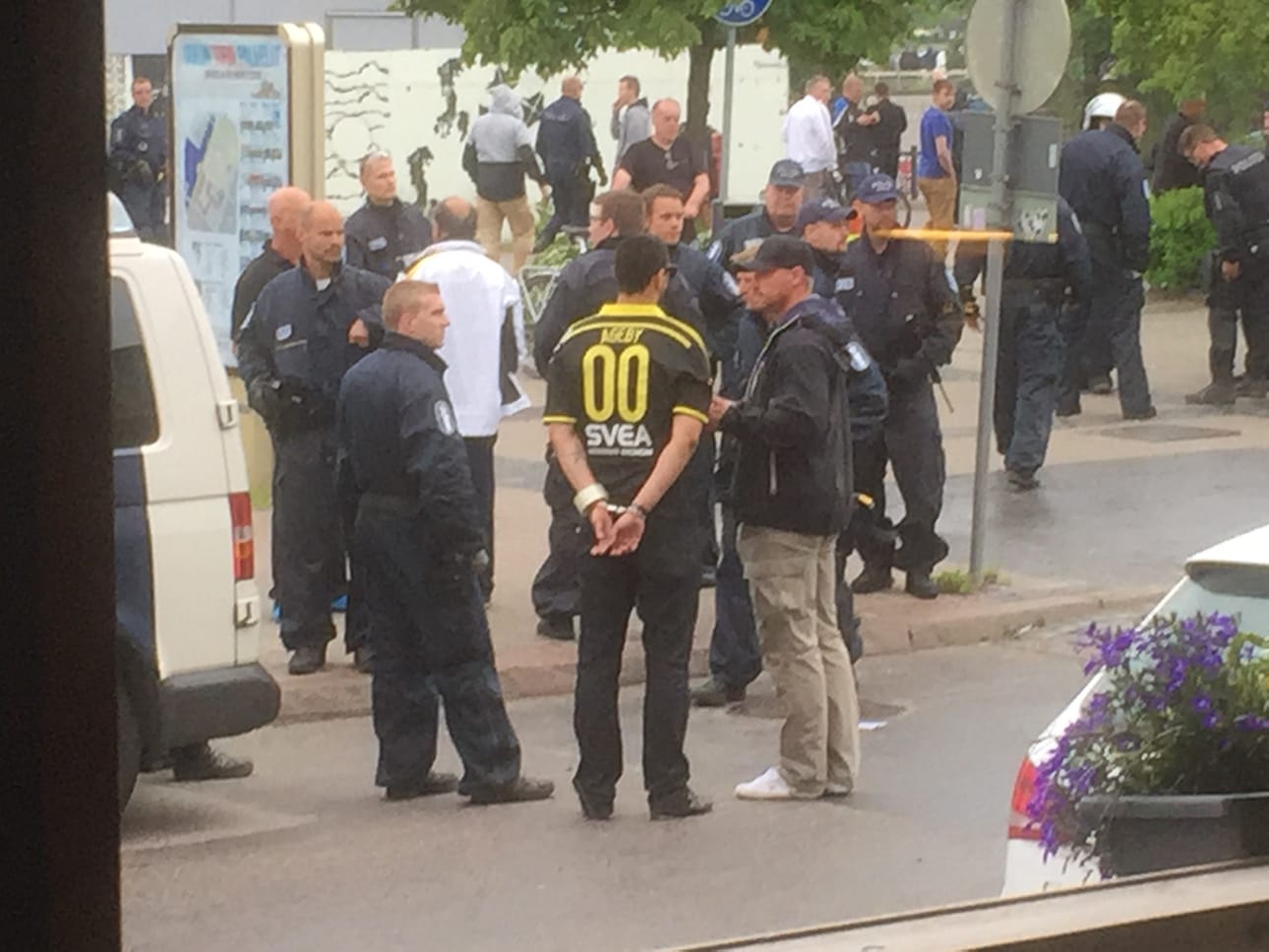 Yhteensä kolme ruotsalaista pidätettiin ennen ottelun alkua.