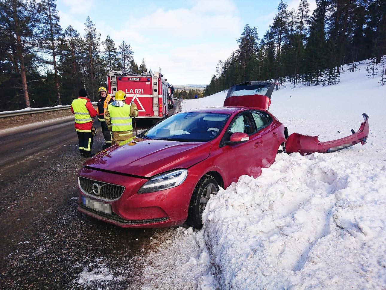 Viron rekisterikilvissä ollut henkilöauto yritti väistää vastaantulijaa, mutta sen perään törmättiin silti.