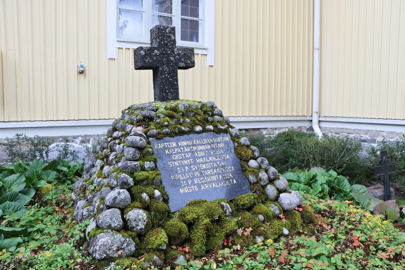 Yksi Jurvan historiaan jäänyt mies on kalparitari Gustaf Adolf Hobin, joka lepää Jurvan kirkon kyljessä.