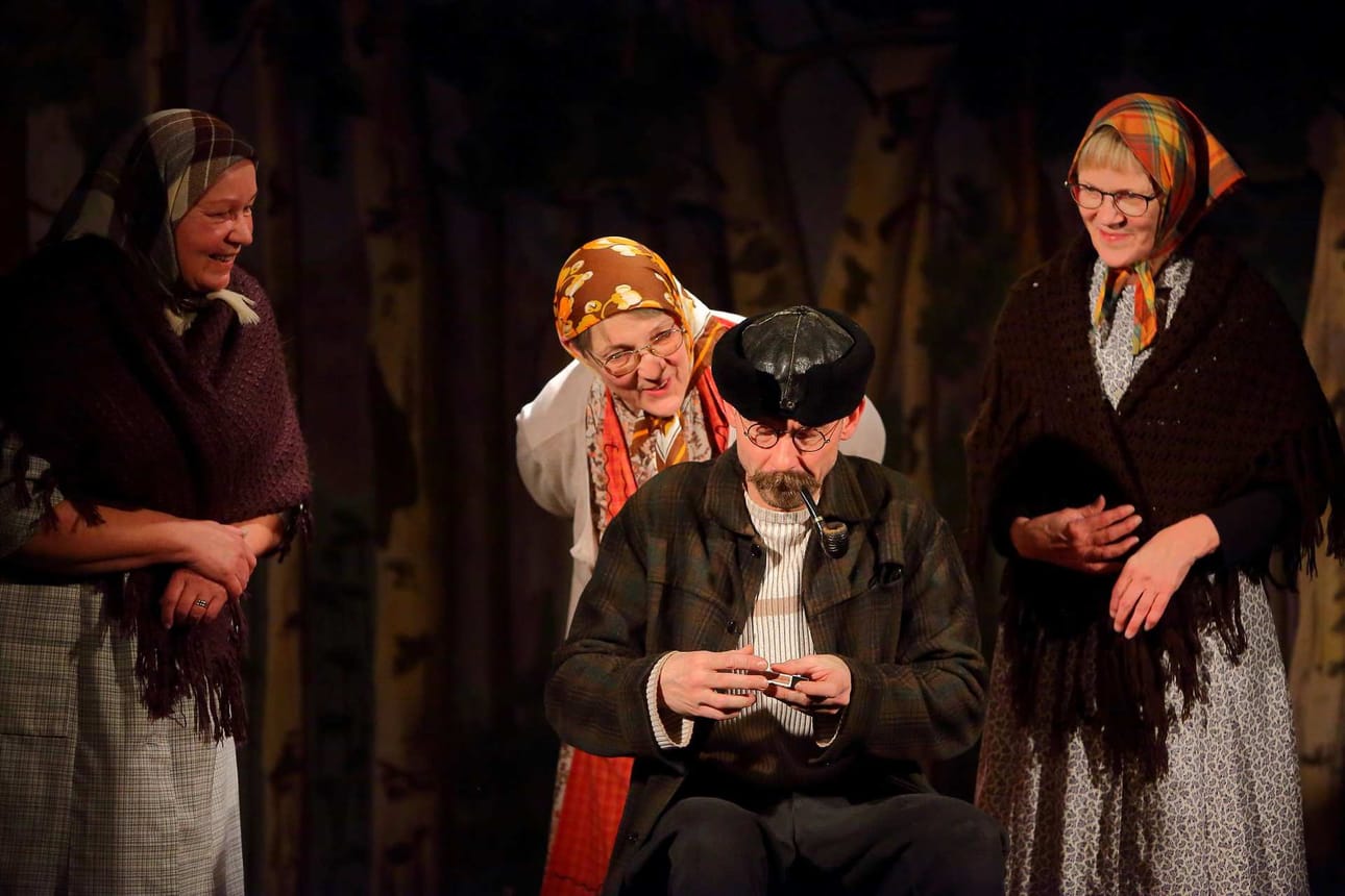 Uteliaat kyläläiset (Tuula Maarala, Inga Viinikangas ja Pirjo Orava) piinaavat Antti Aronahoa (Topi Ilvesluoto