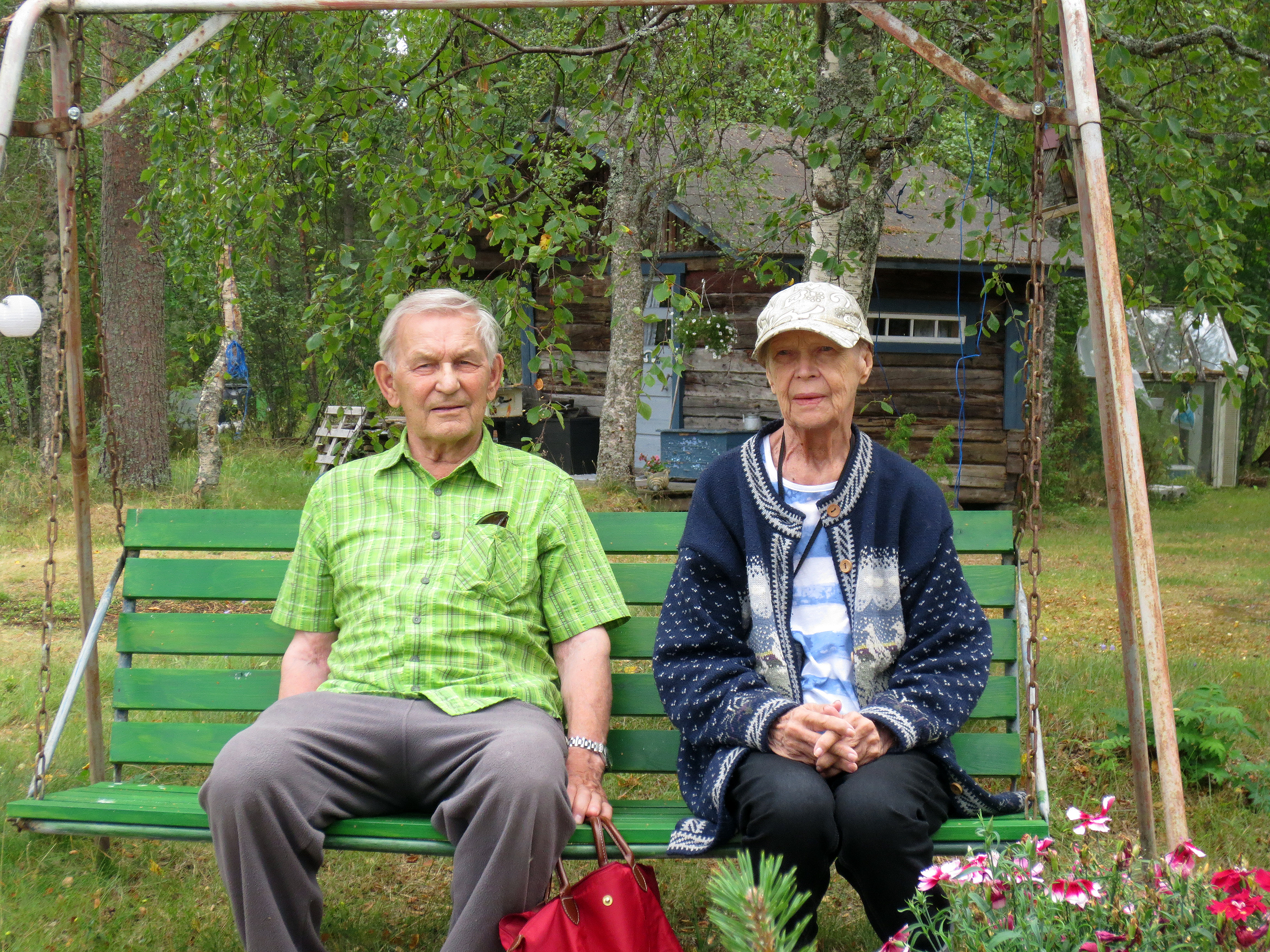 Seija ja Jorma Kaisto ovat rakentaneet Pohjan Yrjänään lomaparatiisiin, jossa viihtyvät nyt tyttäret perheineen sekä lastenlapset. Seija sanoo, että läheisistä metsistä löytää puolukat ja sienet koko talveksi. Jorma puolestaan kehuu alueen kalavesiä.